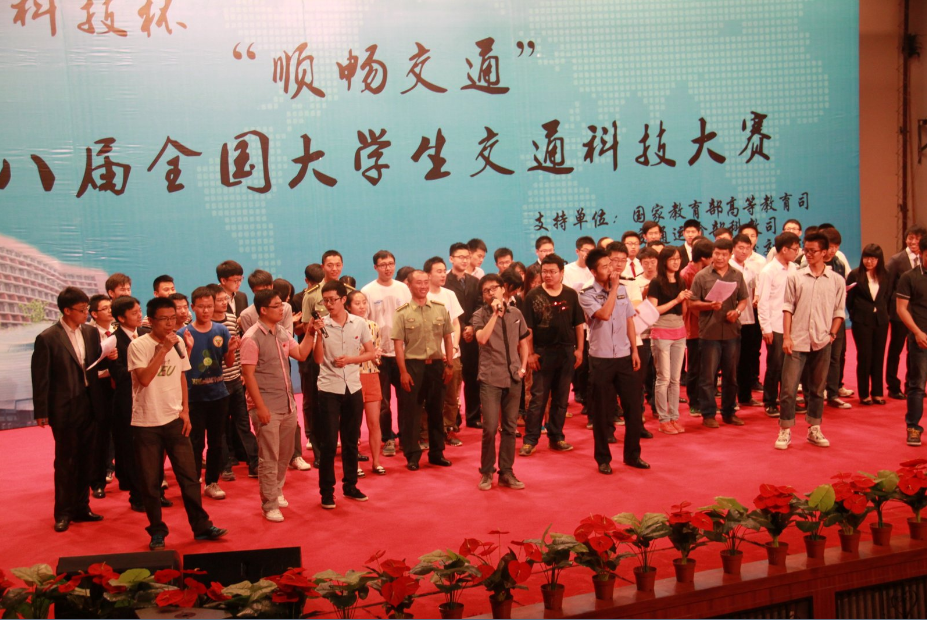 参赛队员参加颁奖典礼文艺演出
